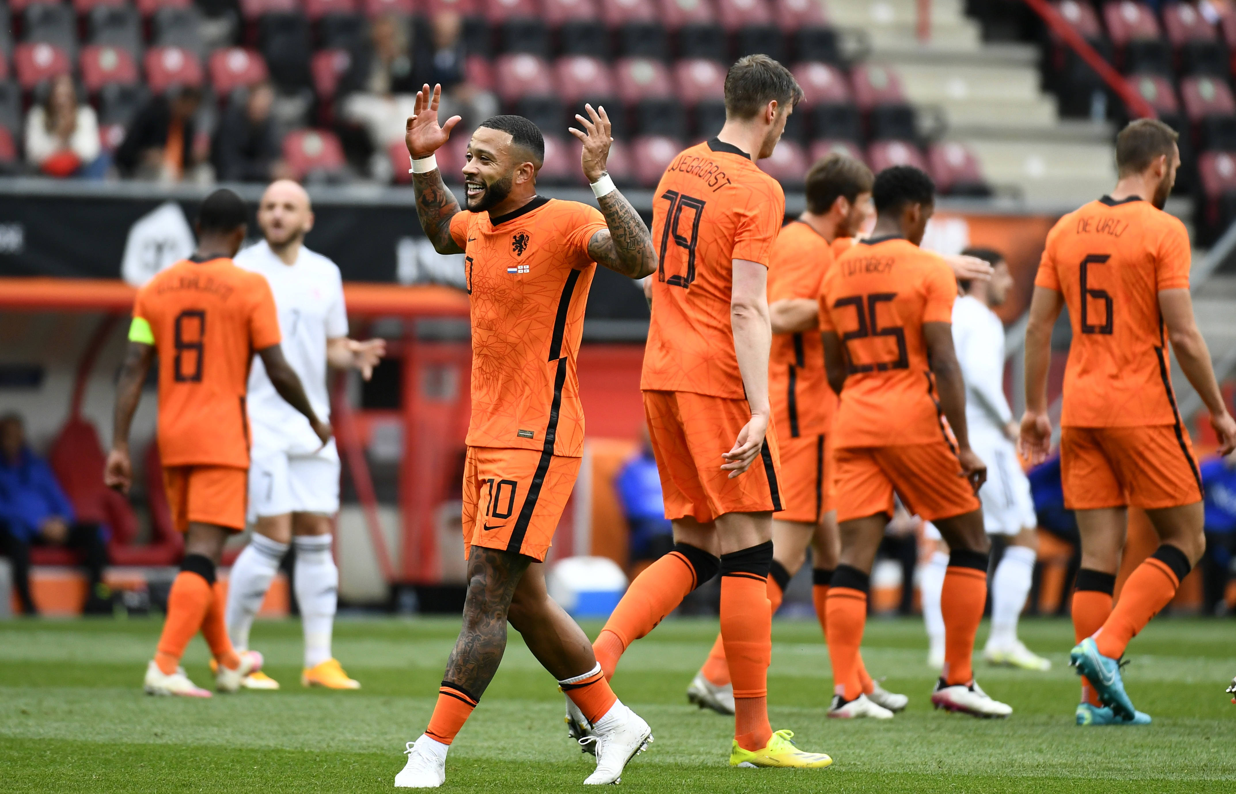 意大利队同波兰队争夺欧国联胜利