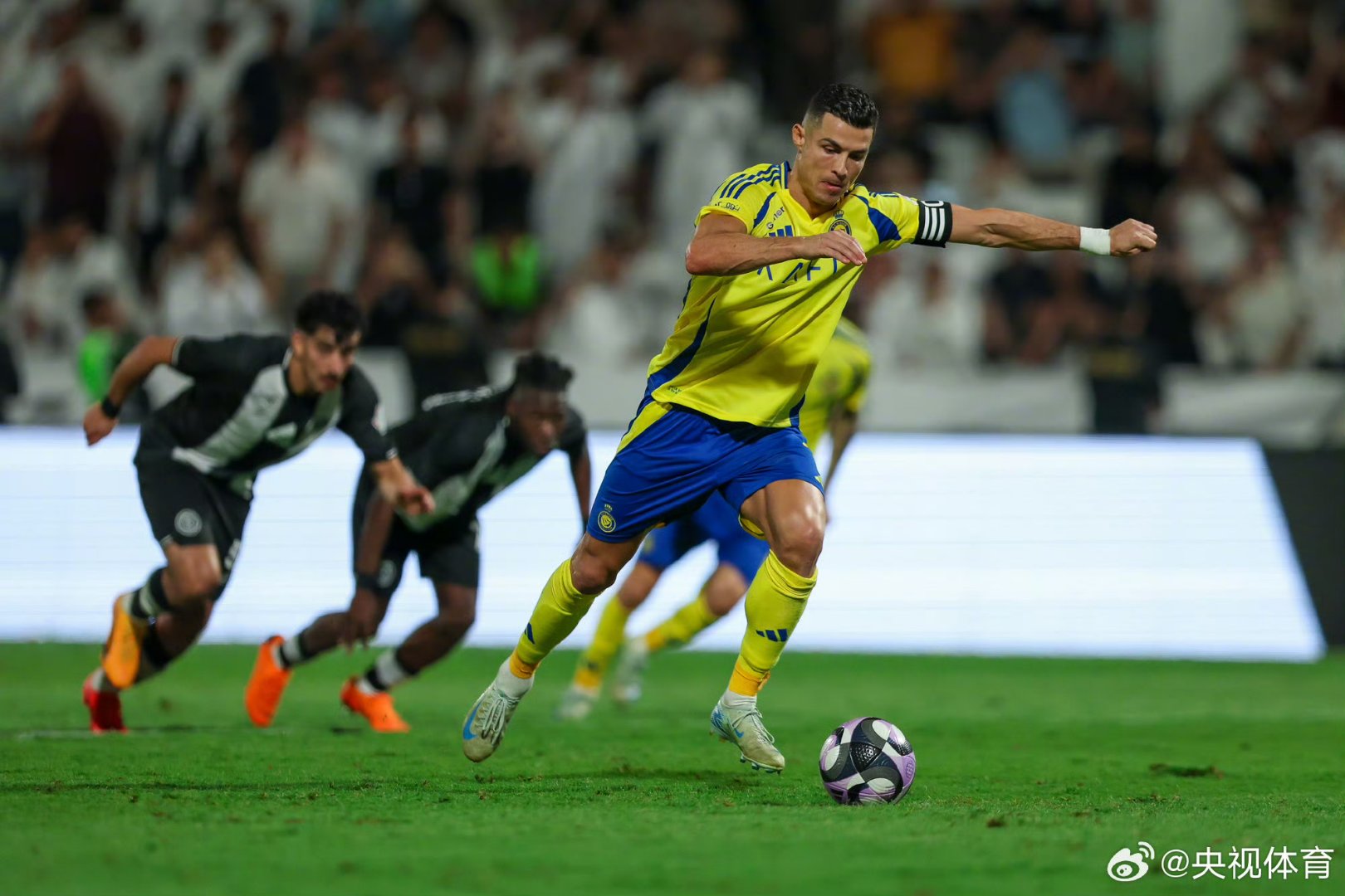 足球运动员精彩表现，带领球队取得胜利