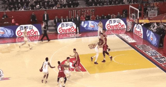 一场篮球比赛的胜负，决定于最后时刻