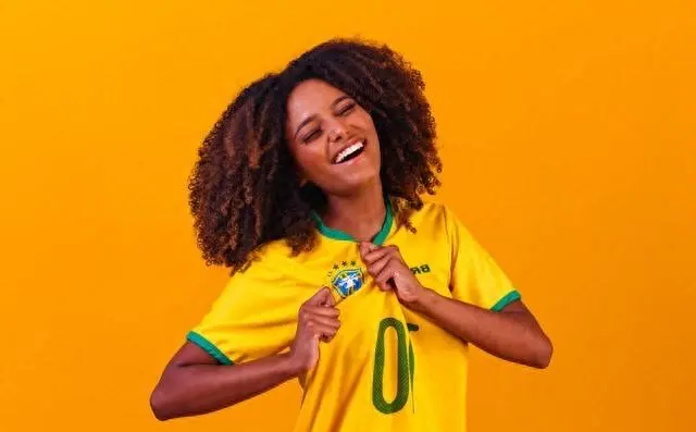 巴西女足获胜，精彩比赛赢得球迷喝彩