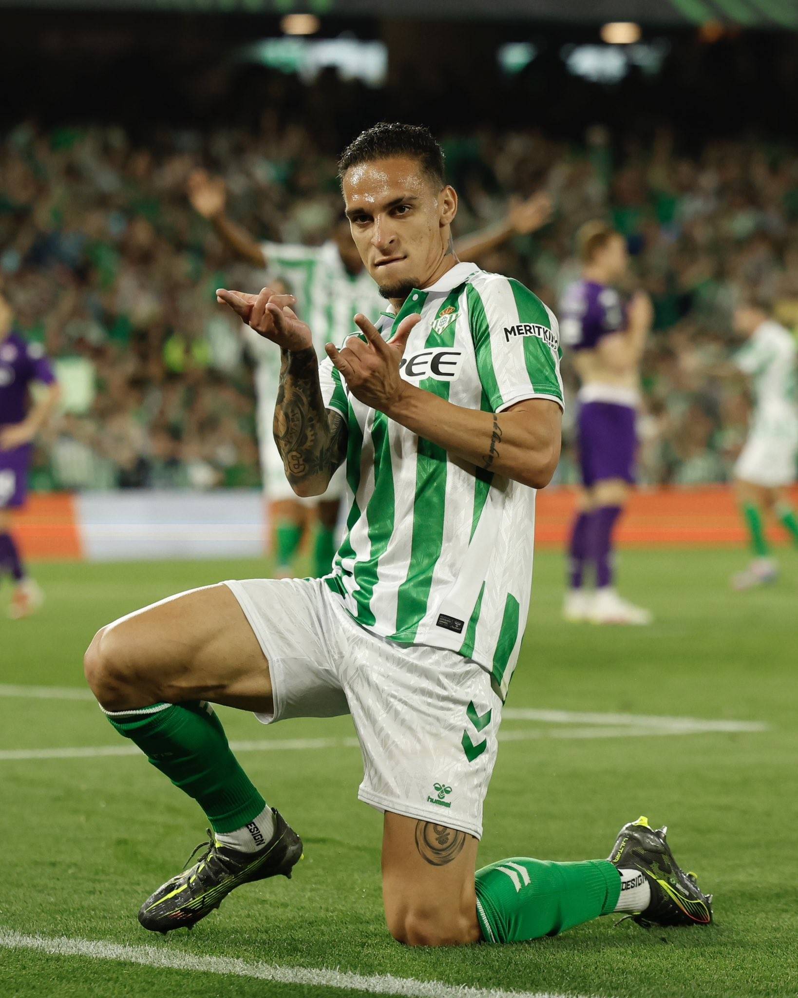 巴西队员在足球赛场上大显身手 巴西队员在足球赛场上大显身手