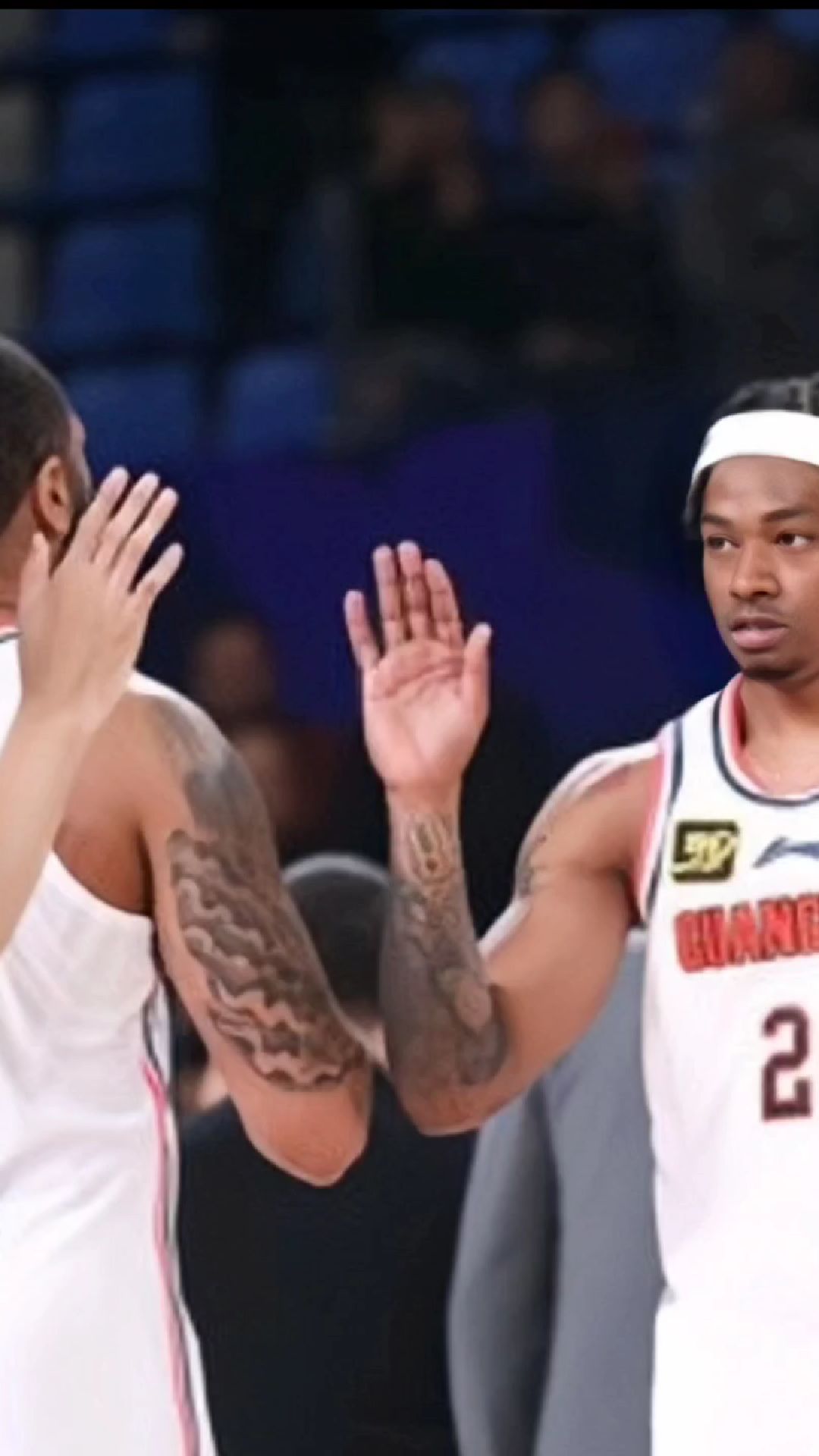 广州男篮客场击败青岛，取得胜利