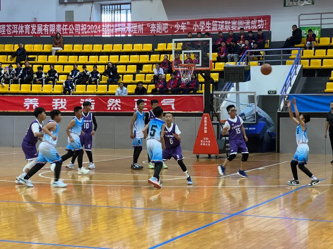 体育赛场上精彩丛生，选手们为观众献上精湛演出的简单介绍