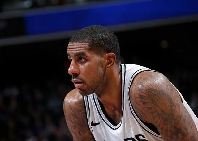 阿尔德里奇脚踝扭伤，球队面临内线困境