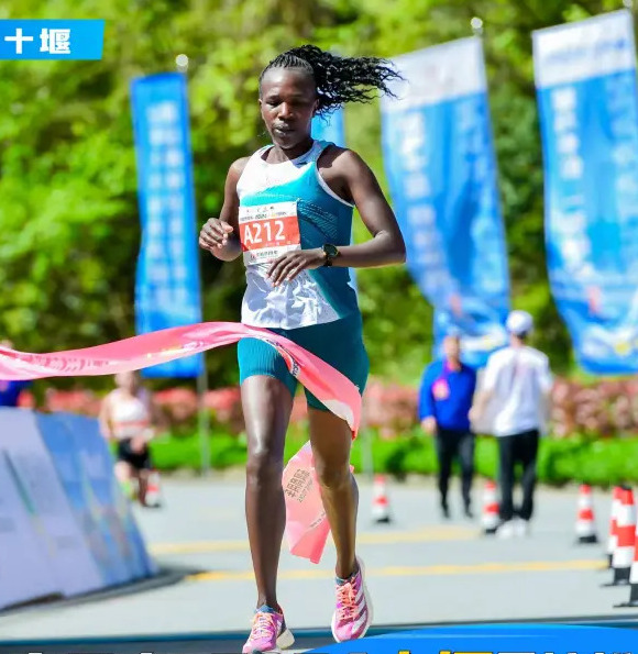 马拉松比赛:埃塞俄比亚选手夺冠 马拉松比赛:埃塞俄比亚选手夺冠