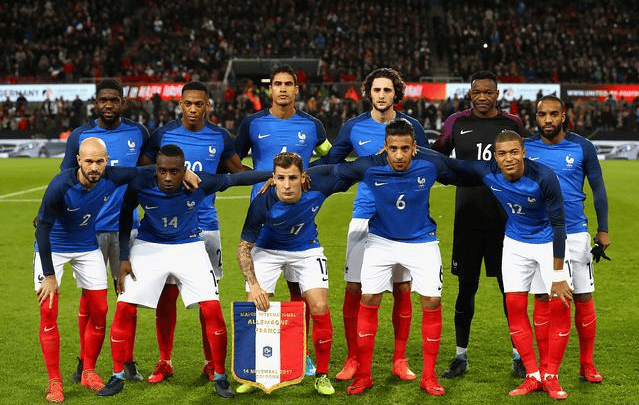 法国女子足球赛引爆热情，观众狂欢