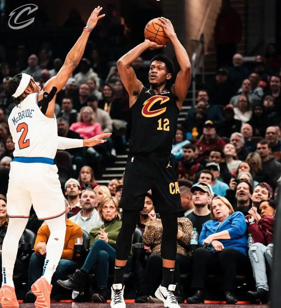 开云体育官网-尼克斯球员伤愈复出，状态回暖助球队获胜