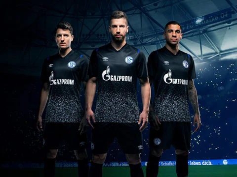 关于沙尔克球队实现连胜，士气高涨的信息