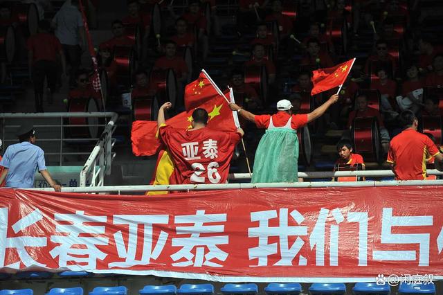 重要比赛中球队奋力拼搏，最终获得胜利