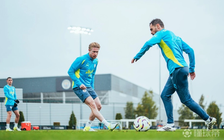 那不勒斯球迷热情助威，希望球队取胜