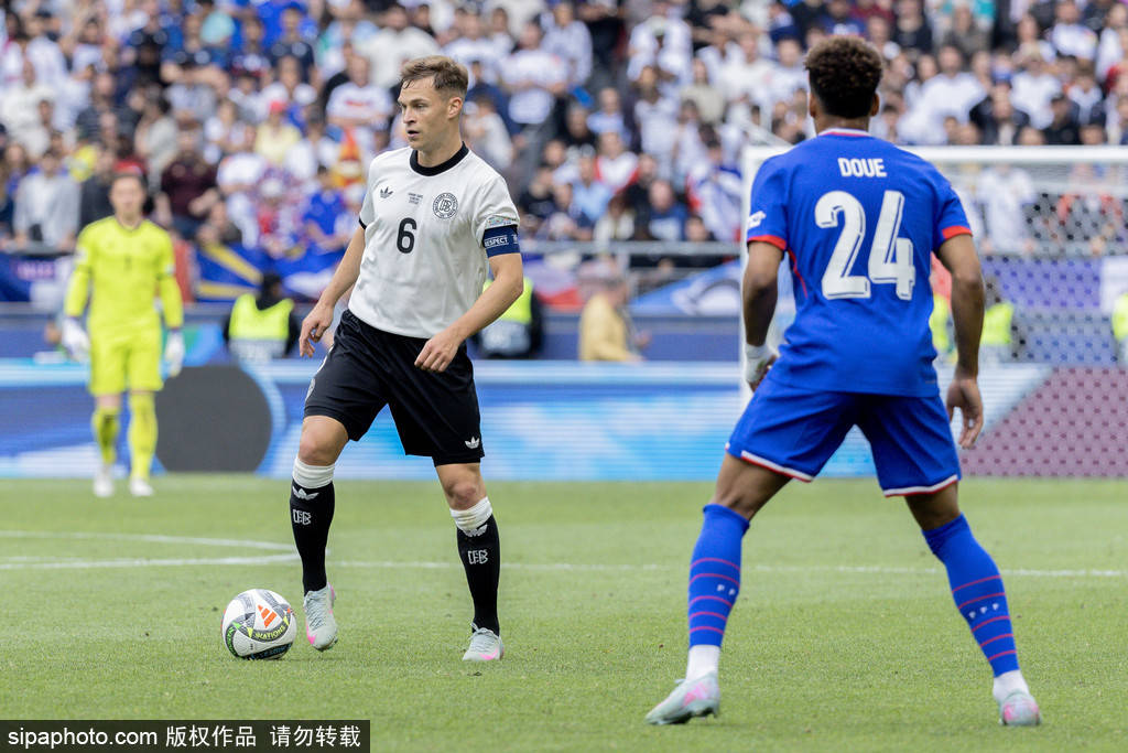 法兰克福球迷战胜困难，坚定支持球队的简单介绍