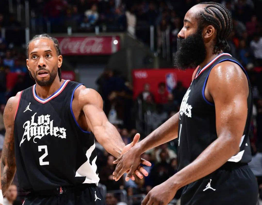 开云体育入口-快船队团队默契提升，集体配合出色