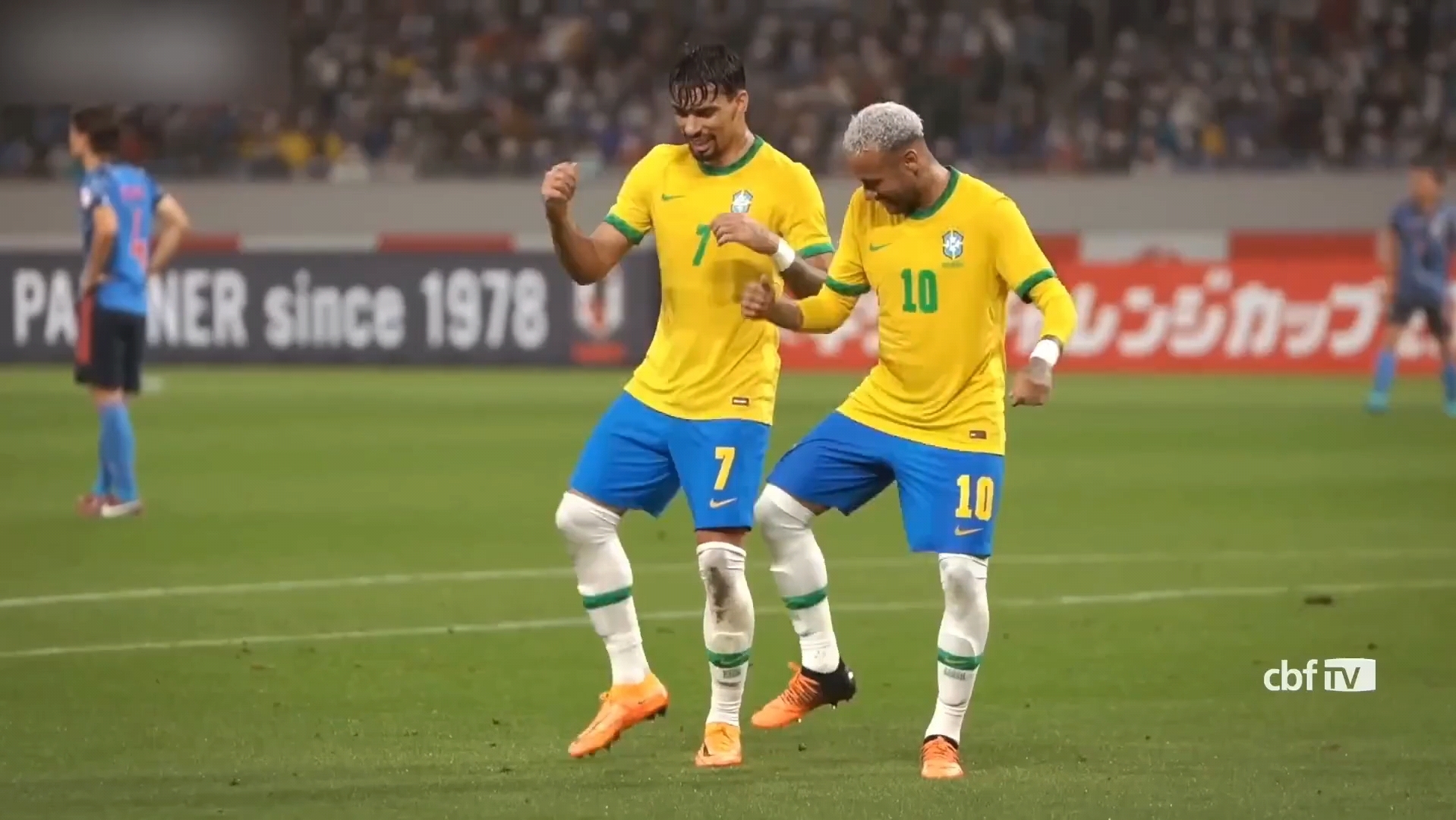 足球画面中的引人入胜默契配合令人惊叹！的简单介绍