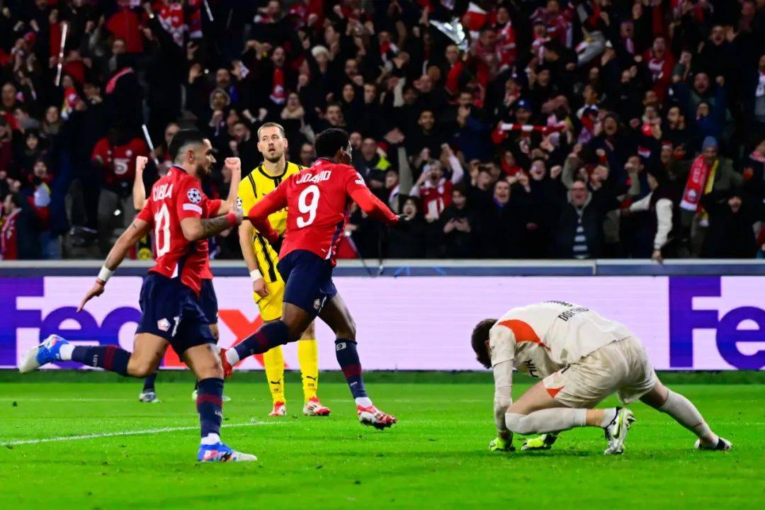 多特蒙德门将因伤下场，球队陷入困境