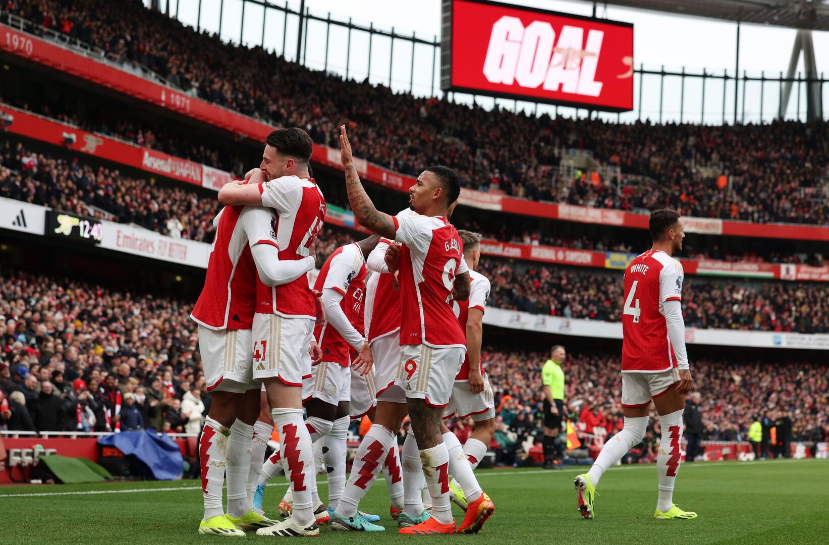 利物浦客场大胜埃弗顿，卫冕冠军领跑