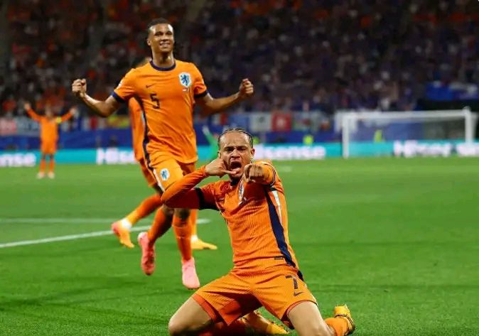 包含荷兰队遭遇16年来最差欧洲杯战绩尴尬的词条