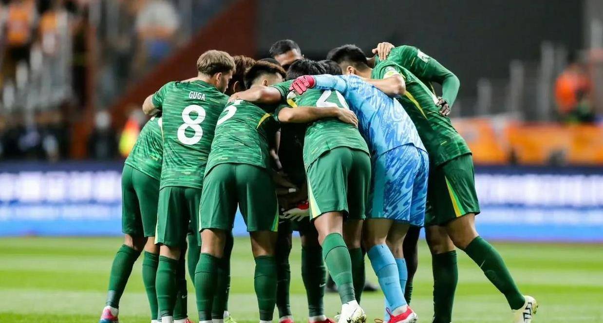 包含申花客场不敌国安，中游争夺日益激烈的词条