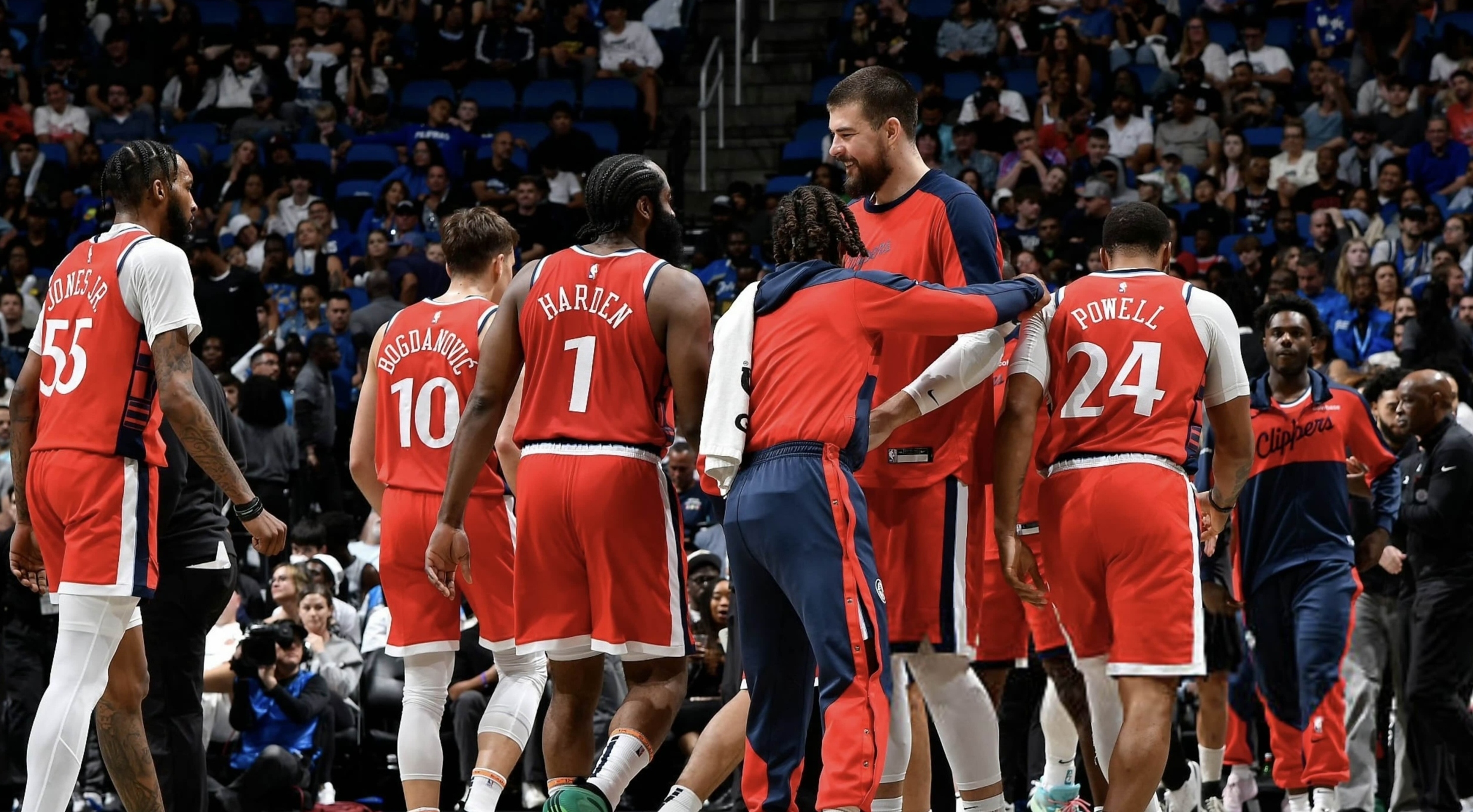 包含快船大胜公牛，乔治表现出色领军球队的词条