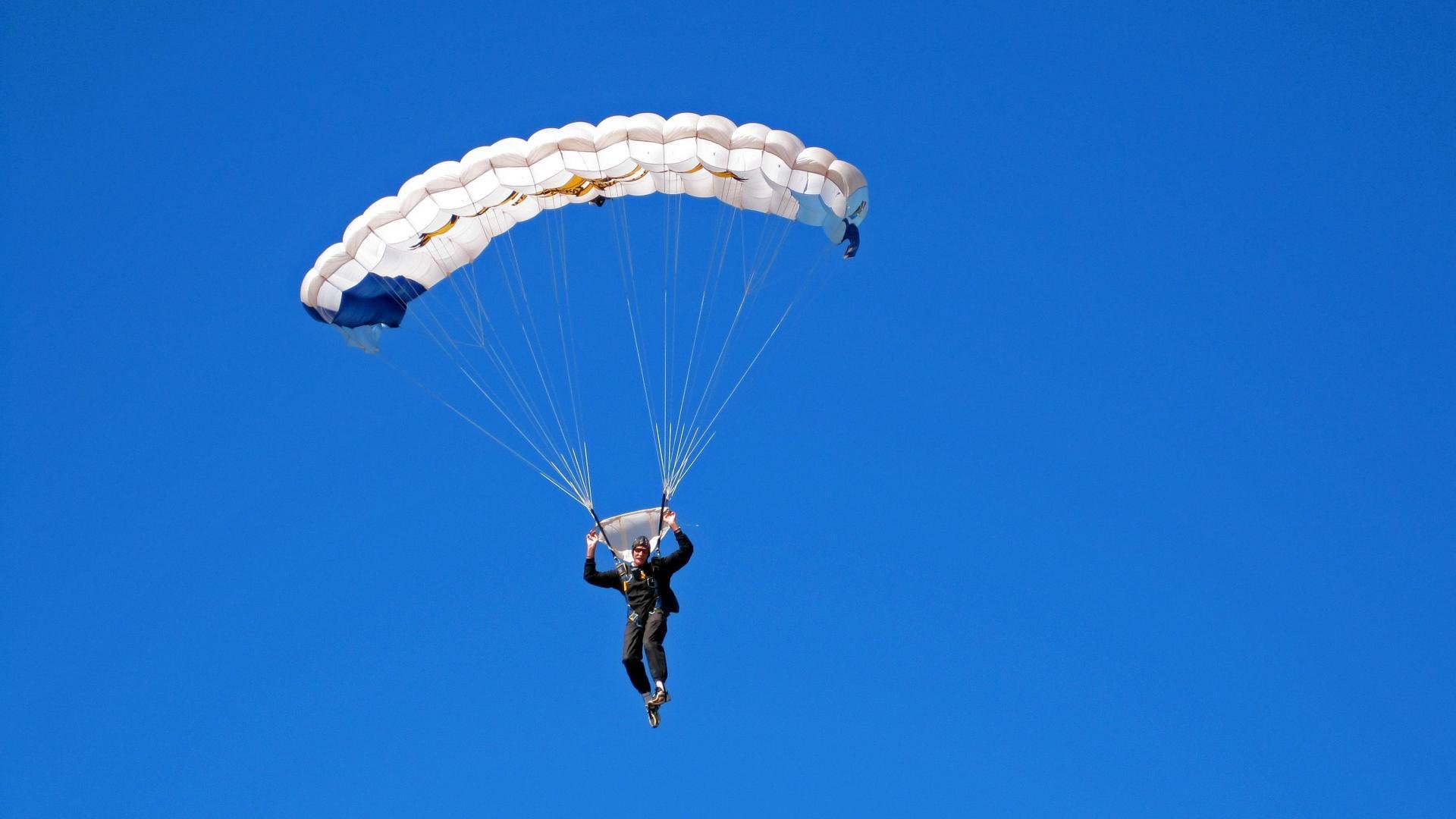 双赛道王者，布伦森以F1车手的精准在独行侠决胜局带走尼克斯