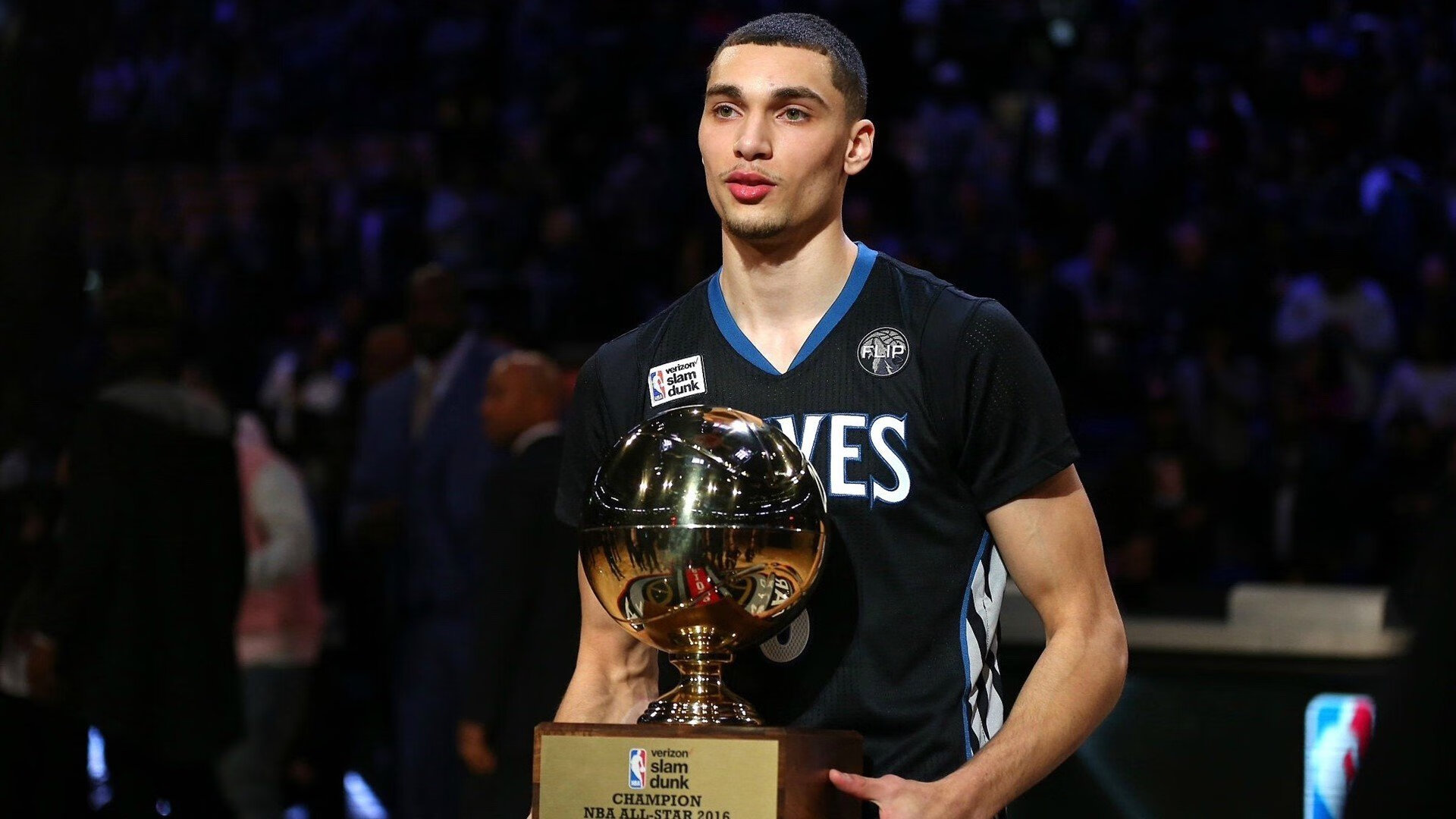 东方巨龙遇北美巨兽，詹姆斯一锤定音，76人连续攻势让上海队提前缴械